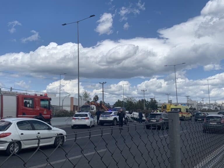 Σοβαρό τροχαίο στον Κηφισό: Αναποδογύρισε αυτοκίνητο