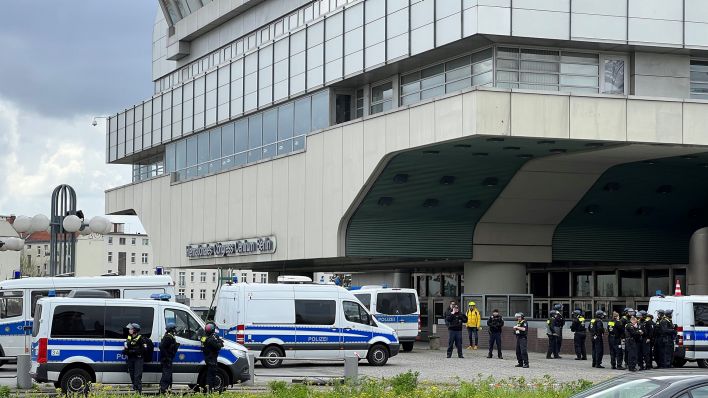 Συναγερμός στο Βερολίνο: Άτομα με «επικίνδυνα αντικείμενα» στο Διεθνές Συνεδριακό Κέντρο