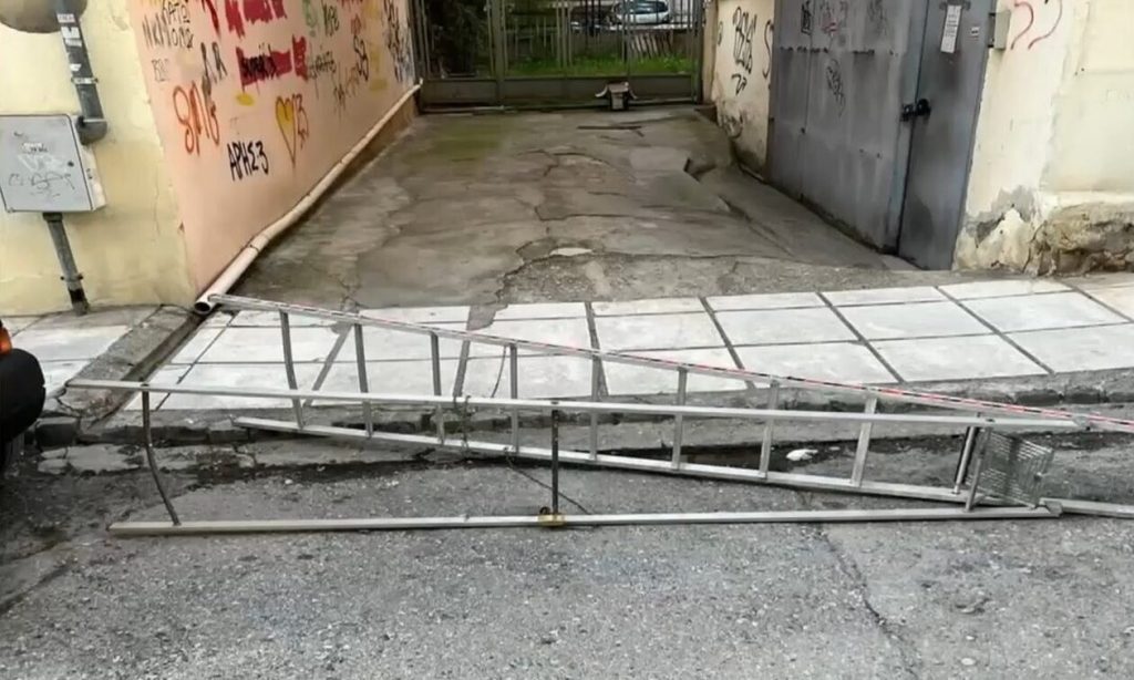 Επική πατέντα στη Θεσσαλονίκη: «Κάρφωσαν» σκάλα στο δρόμο για να «κρατήσουν» μια… θέση πάρκινγκ