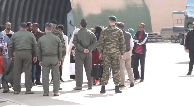Επέστρεψαν άλλοι 16 Έλληνες από το Σουδάν - Έφτασε στην Τανάγρα η πτήση τους