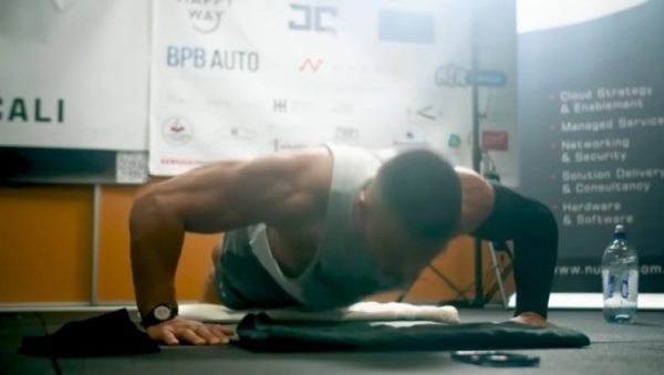 Αδιανόητο! Έκανε… 3.200 push ups σε μια ώρα και έσπασε το παγκόσμιο ρεκόρ