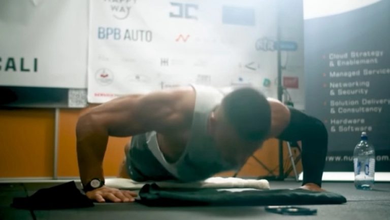 Αδιανόητο! Έκανε… 3.200 push ups σε μια ώρα και έσπασε το παγκόσμιο ρεκόρ