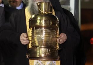 Στην Ελλάδα το Άγιο Φως – Πώς θα διανεμηθεί σε όλη τη χώρα