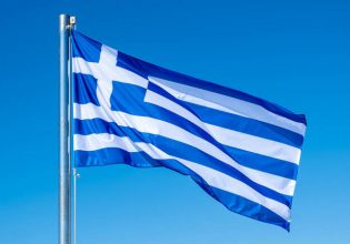 Θράκη: Ανέβασε την ελληνική σημαία και δέχτηκε επίθεση από τους συγχωριανούς της