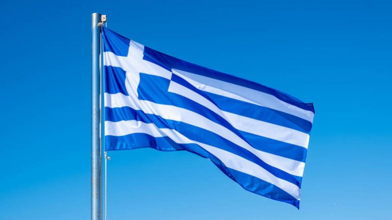 Θράκη: Ανέβασε την ελληνική σημαία και δέχτηκε επίθεση από τους συγχωριανούς της