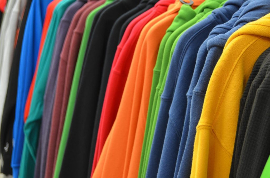 Εταιρεία κολοσσός λιανικού εμπορίου απέσυρε μπλουζάκι – «Έκρυβε» απρεπή λέξη