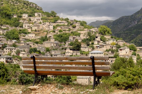 O θάνατος της ελληνικής επαρχίας: 1 στους 2 έχει ήδη παιδί στην «ξενιτιά»