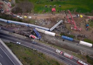 Τέμπη: «Τρεις μηχανές των τρένων δεν έχουν καεί» – Νέα στοιχεία από την αυτοψία στο σημείο της σύγκρουσης