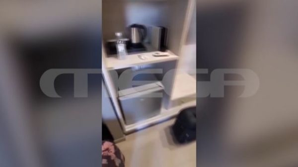Εικόνες από το δωμάτιο ξενοδοχείου με τις κρυφές κάμερες – «Ήταν απέναντι από το κρεβάτι»