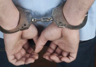 Διάρρηξη στη Θεσσαλονίκη: Του πέρασαν χειροπέδες – Είχε αρπάξει 300.000 ευρώ και κοσμήματα αξίας 100.000 ευρώ από διαμέρισμα