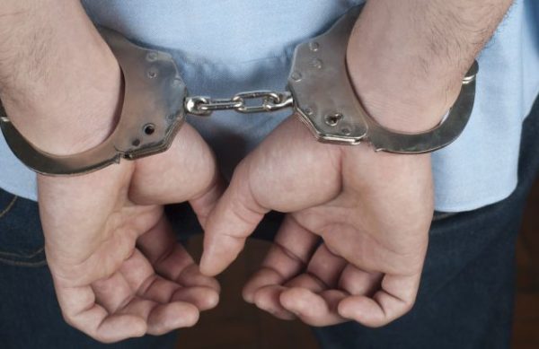 Σύλληψη στις ΗΠΑ: Του πέρασαν χειροπέδες επειδή είχε μαζί του «καλαμάκι για βαμπίρ»