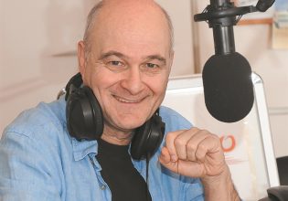 Κώστας Θωμαΐδης: Οταν τραγουδάω, κοιτώ να δω τον Θάνο στο πιάνο