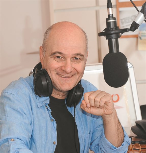 Κώστας Θωμαΐδης: Οταν τραγουδάω, κοιτώ να δω τον Θάνο στο πιάνο