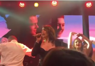 Ακυβέρνητο καράβι: Ερμήνευε το τραγούδι και στο video wall έπαιζαν εικόνες από τον Τιτανικό