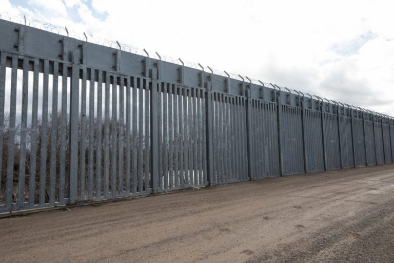 Μηταράκης για τον φράχτη στον Έβρο: «Επεκτείνεται και θα επεκταθεί σε όλο το μήκος του»