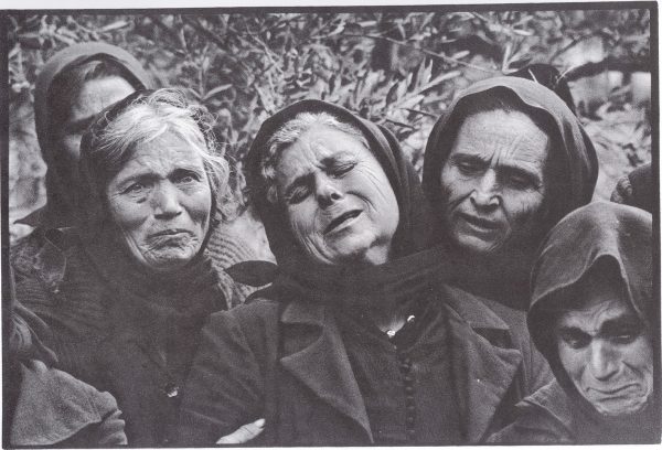 Μεγάλη Δευτέρα: Του μοιρολογίου το μύρο στο Μέγαρο