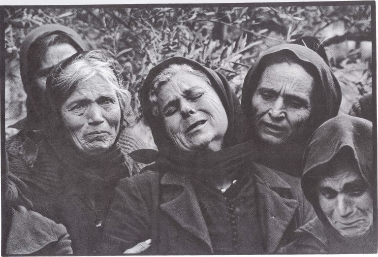 Μεγάλη Δευτέρα: Του μοιρολογίου το μύρο στο Μέγαρο