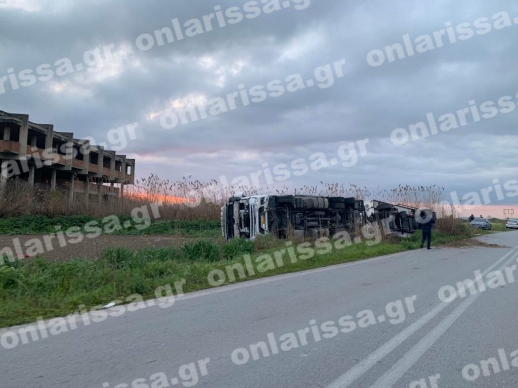 Τροχαίο στη Λάρισα – Ανατροπή νταλίκας έξω από την πόλη