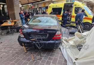Τροχαίο στα Χανιά: Βίντεο από τη στιγμή που αυτοκίνητο πέφτει σε πελάτες εστιατορίου