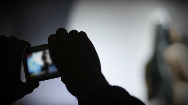 Γνωρίστηκαν στο Facebook και μετά την απειλούσαν – Ζευγάρι εκβίαζε 45χρονη με γυμνές φωτογραφίες