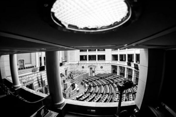 Μετωπική σύγκρουση στη Βουλή για την τροπολογία για το κόμμα Κασιδιάρη – Πώς θα ψηφίσουν τα κόμματα