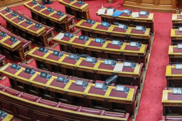 Ψηφίστηκε η τροπολογία «μπλόκο» στον Κασιδιάρη από ΝΔ και ΠΑΣΟΚ
