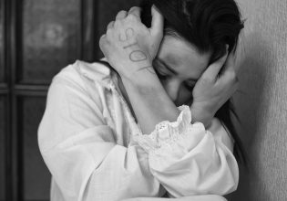 «Εάν τον αφήσετε ελεύθερο θα με σκοτώσει» – Μητέρα περιγράφει τον τρόμο που βίωσε στα χέρια του πρώην συζύγου της