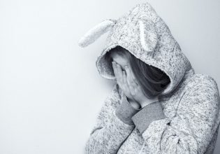 Βιασμός ανηλίκου: Ελεύθερη η μητέρα της 6χρονης στο Πέραμα – «Είδα ένα κάθαρμα να πειράζει το παιδί μου»