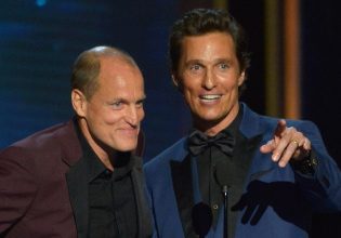 Πώς ένα ταξίδι στην Ελλάδα αποκάλυψε σε Μάθιου ΜακΚόναχι και Γούντι Χάρελσον ότι μπορεί να είναι αδέλφια