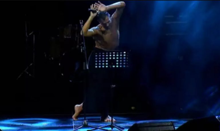 Στέλιος Χανταμπάκης: Έβαλε φούστα και εμφανίστηκε στην ένωση του Survivor αλά Σάκης Ρουβάς