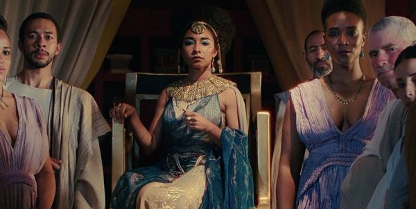 Ποια είναι η Αντέλ Τζέιμς που ξεσήκωσε θύελλα αντιδράσεων σαν μαύρη Κλεοπάτρα