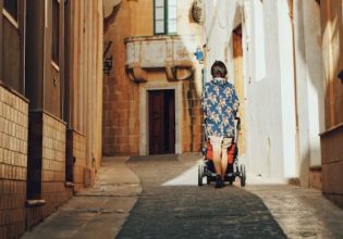 Το χάσμα μεταξύ μητέρων και άτεκνων γυναικών διευρύνεται