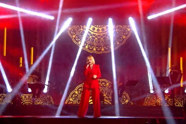 «Έλα» σε μια ιδιαίτερη ερμηνεία από την Ελεωνόρα Ζουγανέλη μόνο για το Σπίτι με το MEGA