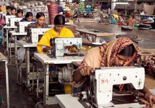 «Άκουγα ανθρώπους να ουρλιάζουν» – 10 χρόνια μετά το φονικότερο ατύχημα σε εργοστάσιο fast fashion