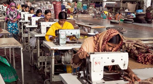 «Άκουγα ανθρώπους να ουρλιάζουν» – 10 χρόνια μετά το φονικότερο ατύχημα σε εργοστάσιο fast fashion