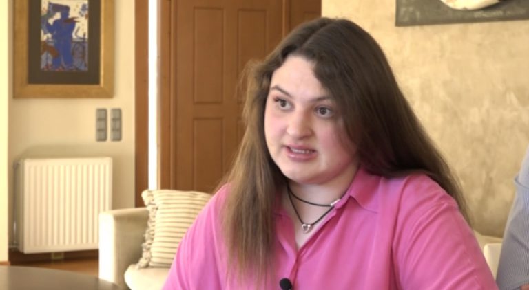 Άρια Παπανικολάου: Ένα κορίτσι με αυτισμό δίνει μαθήματα ζωής