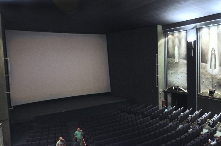 Κινηματογράφοι: «Μια επίθεση στον πολιτισμό» – Θέμα στον Guardian το κλείσιμο των Ιντεάλ και Άστορ