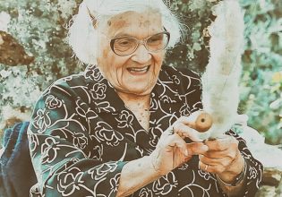 Η Ικαριώτισσα που ύφανε ζωή επί 112 χρόνια