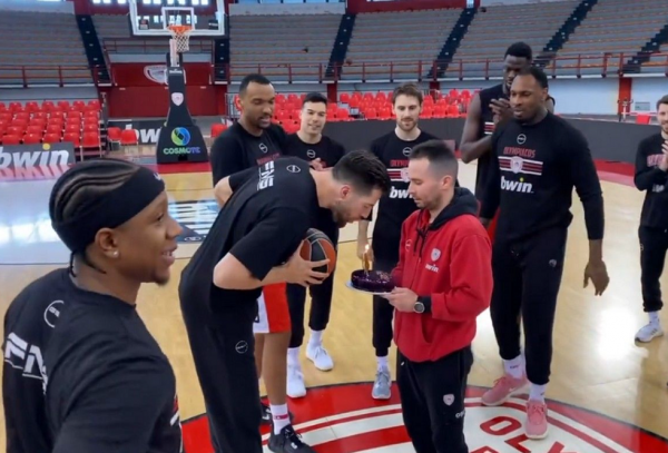 Ολυμπιακός: Η τούρτα-έκπληξη στον Πίτερς και το «Έλα Αλέκο» του Λαρεντζάκη