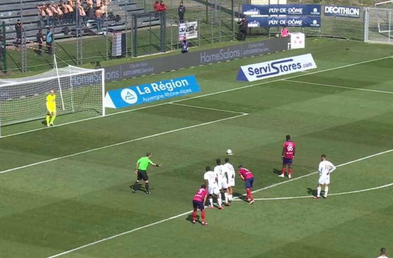 Οπαδοί της Ανζέ… έδειξαν τα οπίσθια τους για να χάσει το πέναλτι ο αντίπαλος (pic)