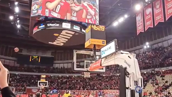 Πανηγύρισαν τον τίτλο του βόλεϊ οι φίλαθλοι στο ΣΕΦ