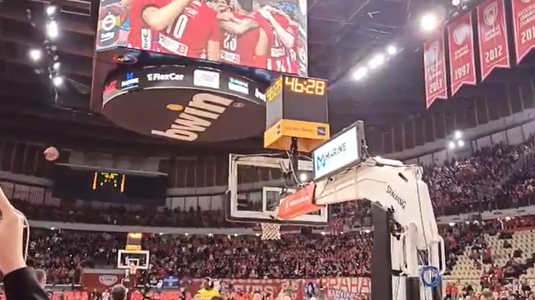 Πανηγύρισαν τον τίτλο του βόλεϊ οι φίλαθλοι στο ΣΕΦ