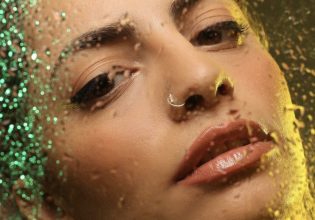 Daphne Lawrence: Θεωρώ τον εαυτό μου queer – Η αγάπη είναι αγάπη