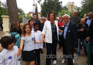 Με τα εγγόνια της στην κάλπη η Ντόρα Μπακογιάννη