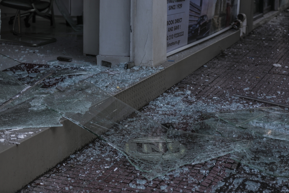 Έκρηξη στο Περιστέρι: Εκρηκτικός μηχανισμός σε είσοδο πολυκατοικίας - Σοβαρές ζημιές σε αυτοκίνητα