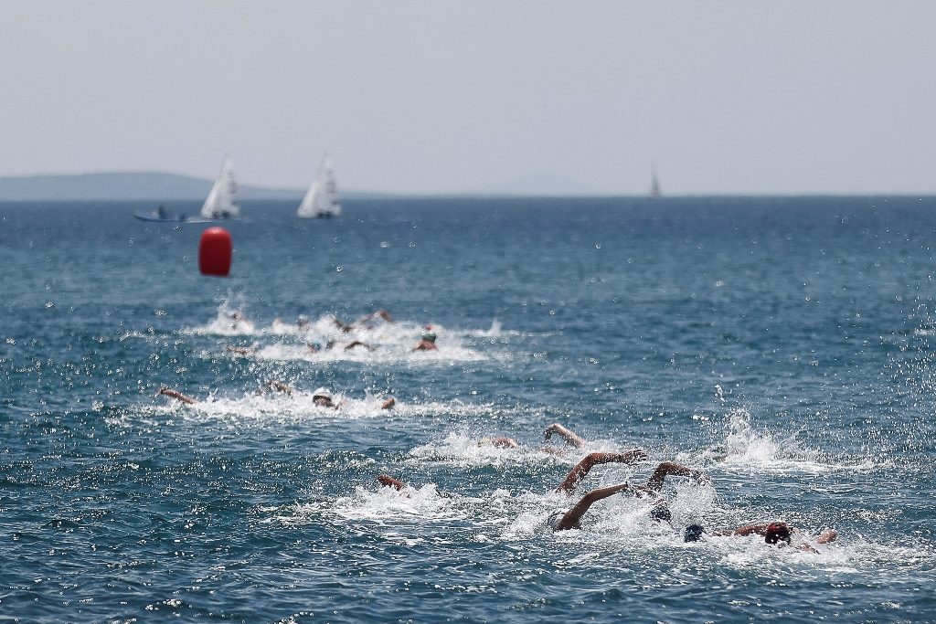 Εκατοντάδες κολυμβητές στον Πειραιά για τους αγώνες Open Water