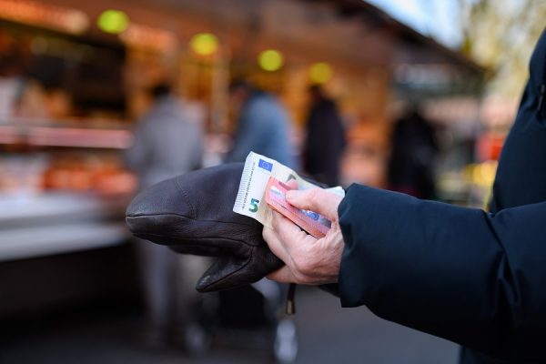 Εκλογές 2023 και μισθοί: Τα κόμματα υπόσχονται, οι αυξήσεις αργούν