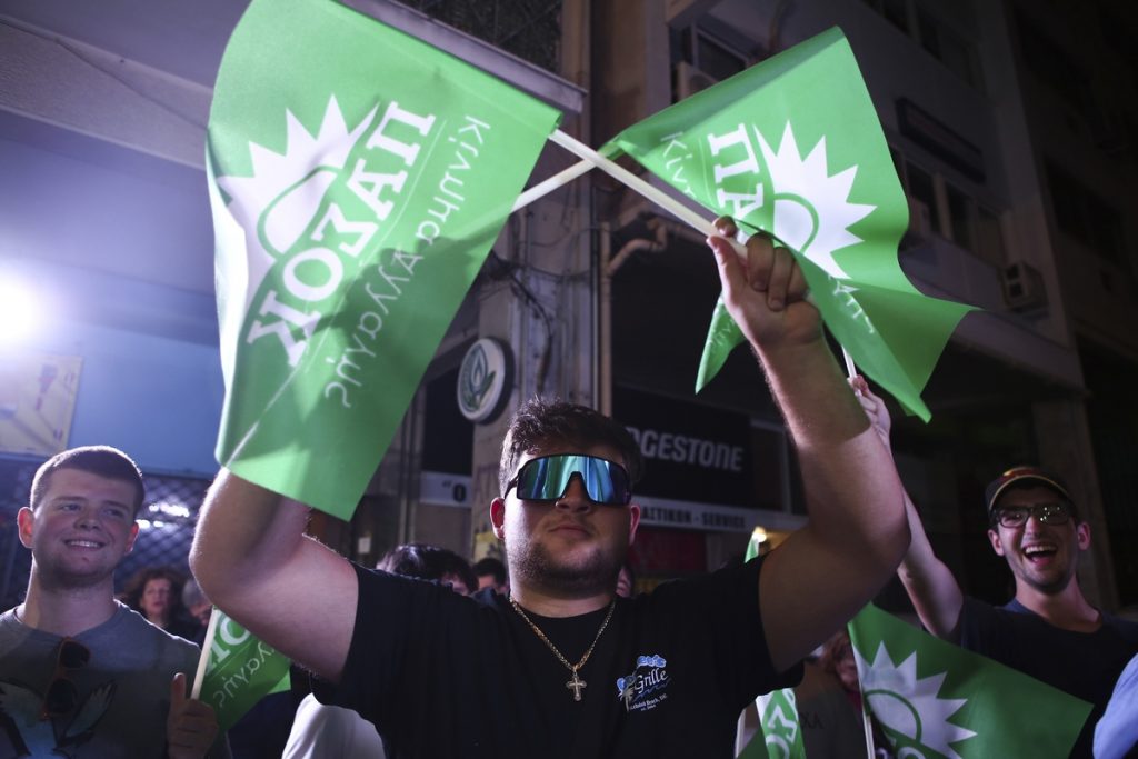 Γιατί στο ΠΑΣΟΚ ας κρατήσουν οι χοροί και να μην ανοίξουν οι σαμπάνιες