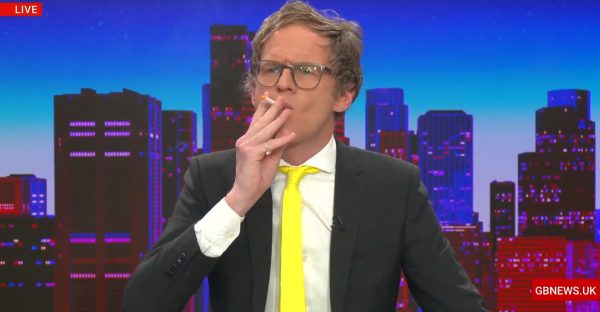 Παρουσιαστής άναψε τσιγάρο την ώρα του δελτίου ειδήσεων και δίχασε το κοινό