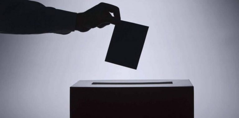 Γυναίκα αναδείχτηκε νικήτρια στις τοπικές εκλογές της Ινδίας, δύο εβδομάδες μετά τον θάνατό της